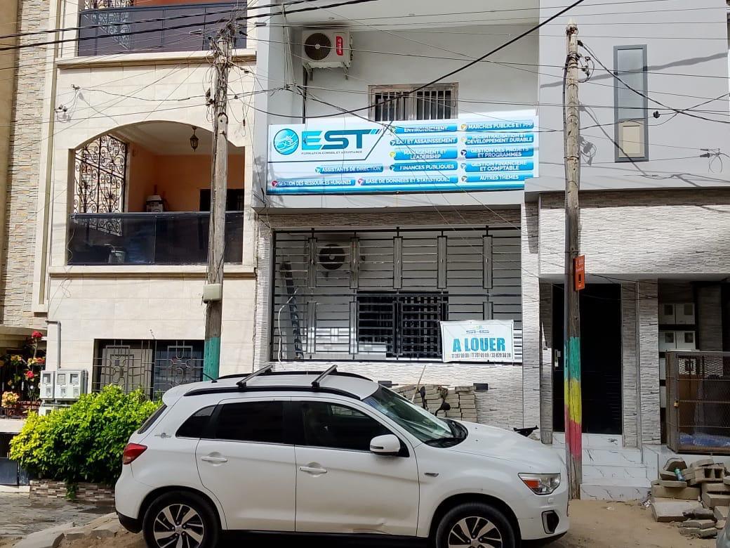 Façade du siège EST Dakar avec enseigne