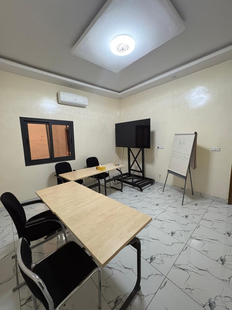 Salle de formation équipée — TV et paperboard