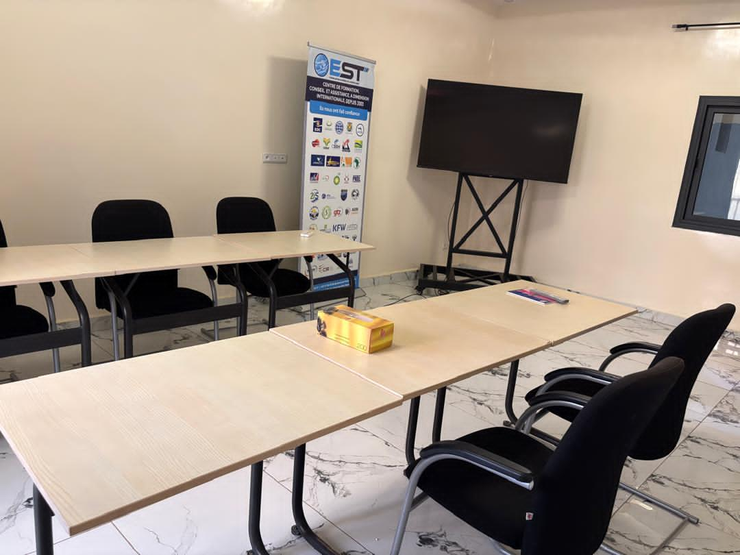 Salle de formation avec écran et kakémono EST